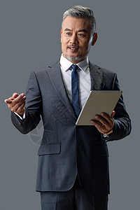 拿着平板电脑的商务男士图片