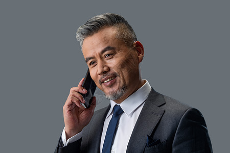 站着手机财富上层阶级金领拿着手机打电话的商务男士背景