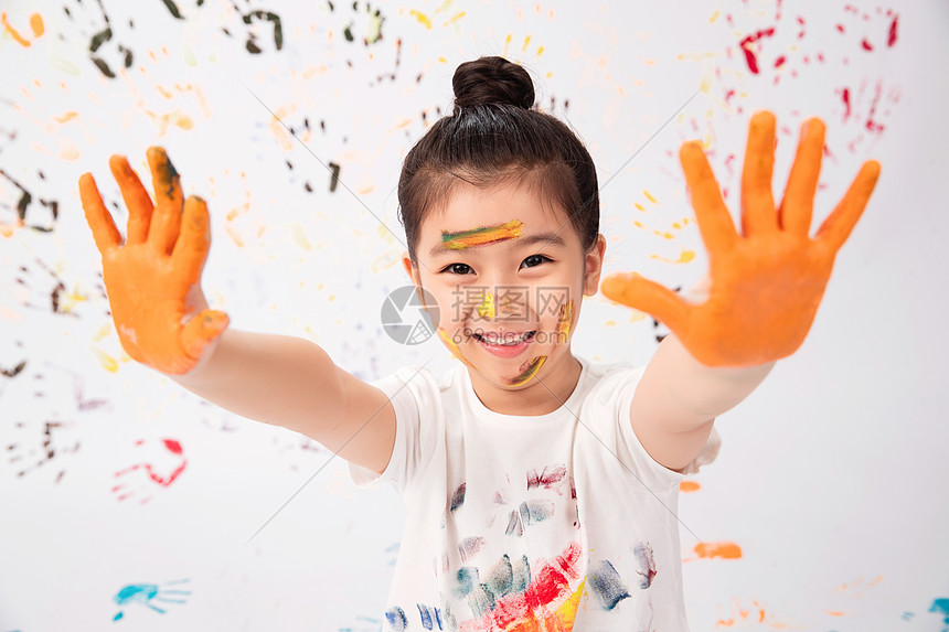 欢乐儿童黄色手上涂满颜料的小女孩图片