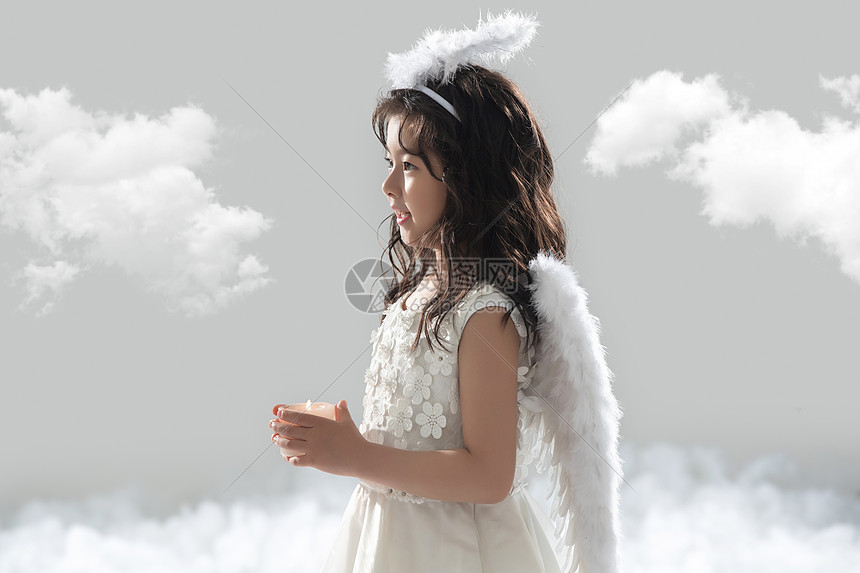 裙子图片视觉效果幸福拿着蜡烛的可爱小天使