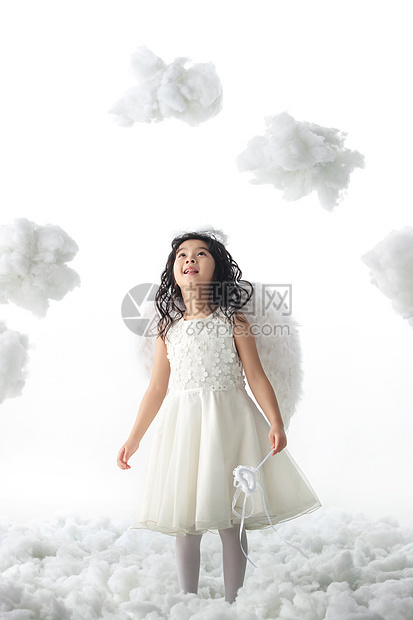 仅一个女孩无忧无虑影棚拍摄天使装扮的快乐小女孩图片