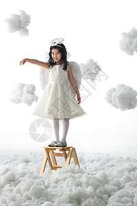 漂亮的头饰仅一个女孩站在梯子上玩耍的小天使图片