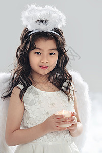 站着仅儿童幸福拿着蜡烛的可爱小天使高清图片