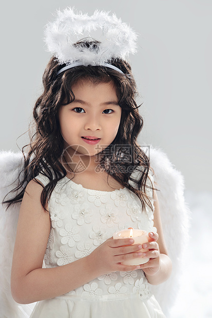 站着仅儿童幸福拿着蜡烛的可爱小天使图片
