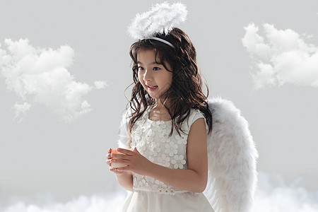 仅一个女孩童年拿着蜡烛的可爱小天使图片