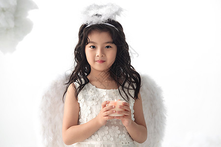 6岁到7岁活力正面视角拿着蜡烛的可爱小天使图片