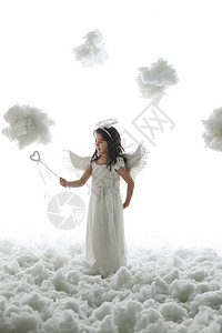 仙女表现积极魔法棒天使装扮的快乐小女孩图片