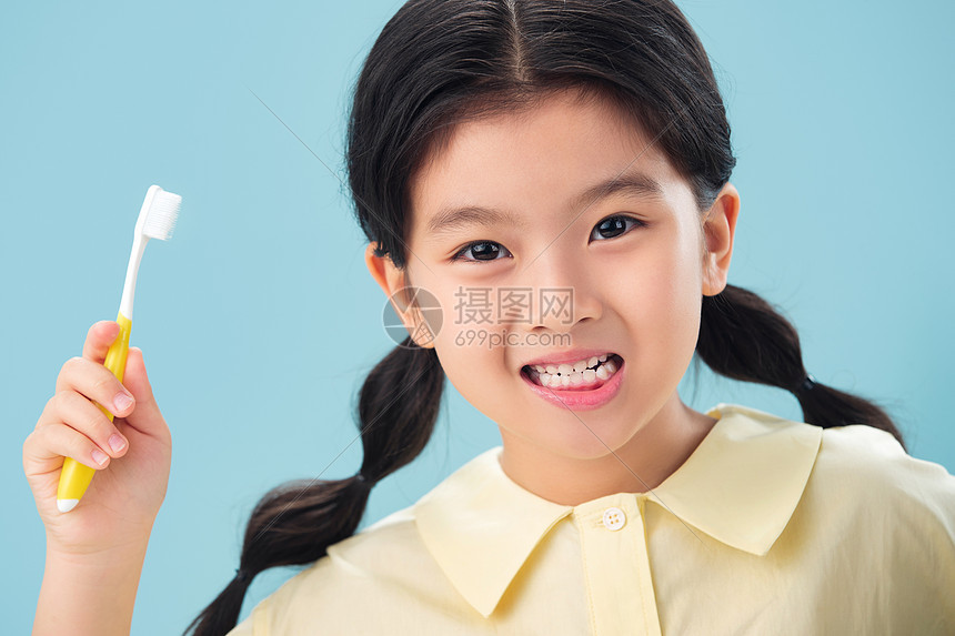 仅儿童牙齿欢乐拿着牙刷刷牙的小女孩图片