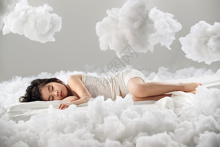 可爱的小女孩躺在云朵上图片