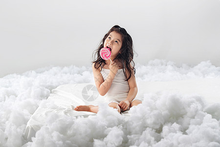 人棉花生长吃棒棒糖的可爱小女孩图片