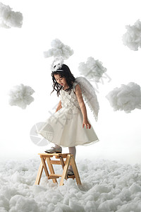 人天空虚构站在梯子上玩耍的小天使图片