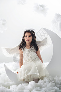 无忧无虑女孩仅一个女孩坐在月亮上的快乐小天使图片