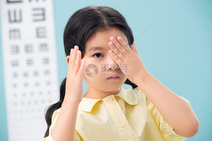 童年遮挡小女孩测视力图片