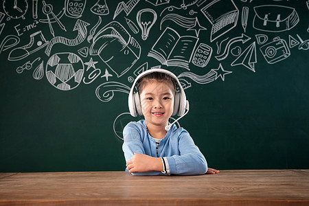 坐在黑板前上课的小学女生图片