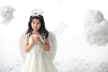 图片视觉效果仅儿童摄影拿着蜡烛的可爱小天使图片