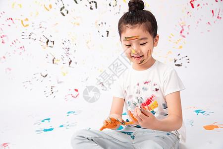 油漆仅儿童快乐画画的小女孩图片