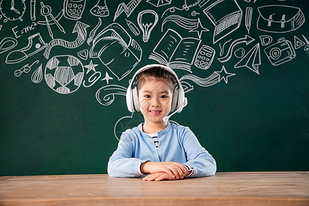 智慧生活坐在黑板前上课的小学女生背景