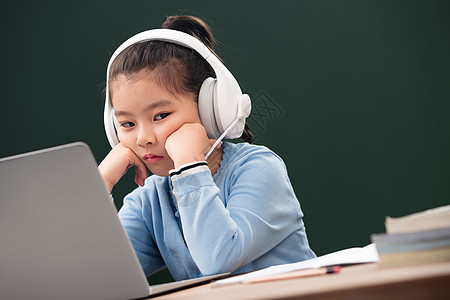 孩子生气教育小学女生在线学习背景