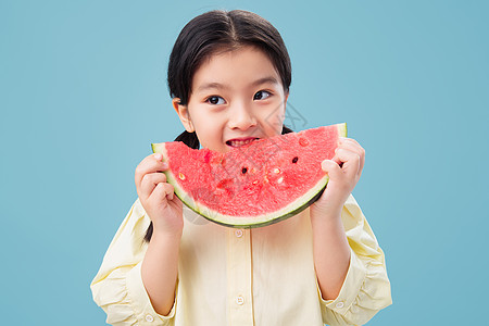 可爱女孩子吃西瓜照片图片