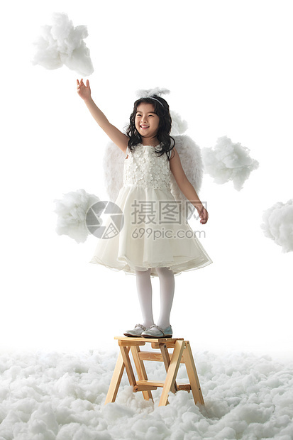 头饰人亚洲站在梯子上玩耍的小天使图片