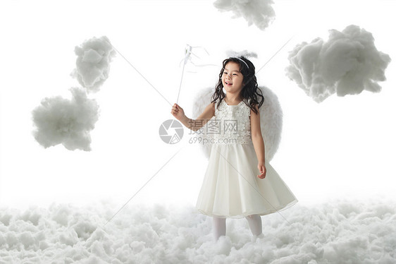 无忧无虑小天使影棚拍摄天使装扮的快乐小女孩图片