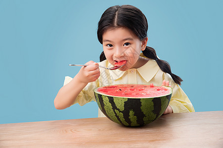 可爱的小女孩吃西瓜图片