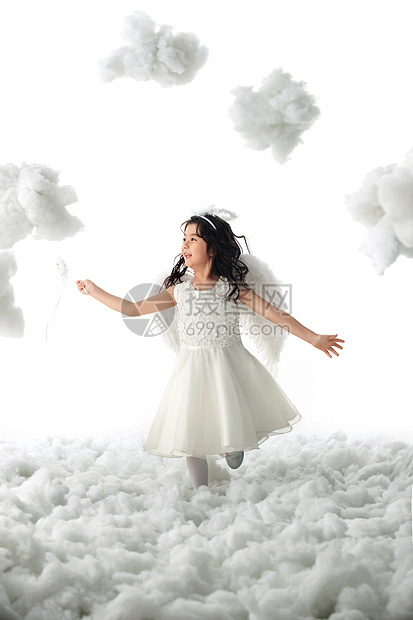 翅膀裙子站着天使装扮的快乐小女孩图片
