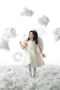 影棚拍摄儿童仙女拿着魔法棒的快乐小天使图片