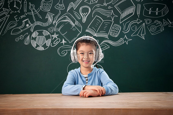 智慧欢乐好奇心坐在黑板前上课的小学女生图片