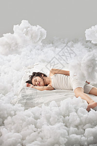 闭上眼睛摄影纯洁可爱的小女孩躺在云朵上图片