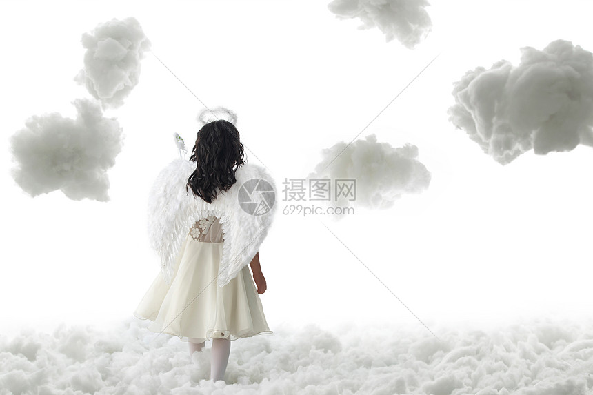 白昼棉花户内天使装扮的小女孩背影图片