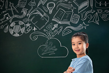 快乐教育仅儿童站着黑板前的小学女生图片