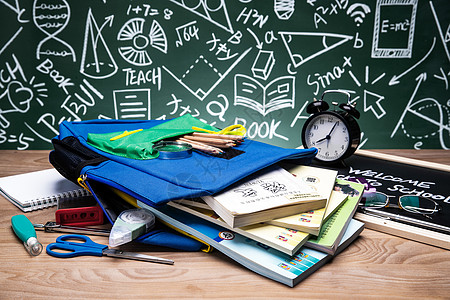 数学课本黑板画前的桌子上堆满了学习用品背景