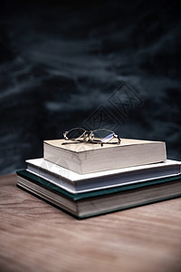 桌子上的书和眼镜图片