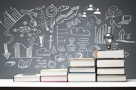 黑板上的灯泡黑板画前的桌子上摆放着从低到高的教科书背景