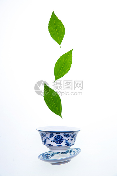 绿色的茶叶和茶杯图片