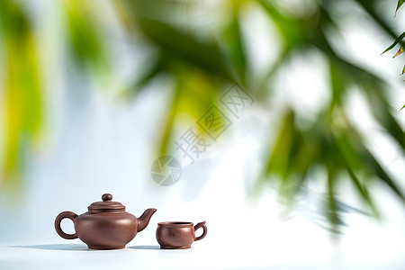 茶道竹叶下的茶壶图片