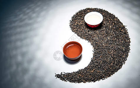 牛元素清新留白八卦茶叶和茶杯组成的太极图案背景