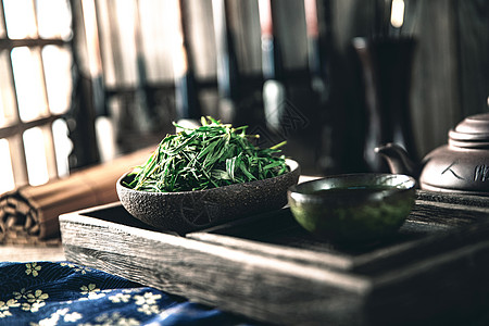 茶艺热饮东亚茶盘里的茶叶图片