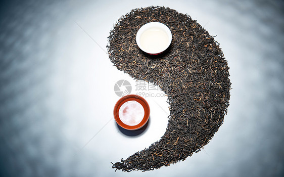 茶叶和茶杯组成的太极图案图片