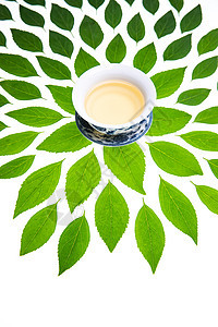 绿色的茶叶和茶杯图片