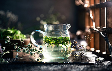 水平构图玻璃杯式样一杯绿茶背景图片