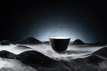 亚洲黑色背景文化烟雾缭绕下的茶杯图片