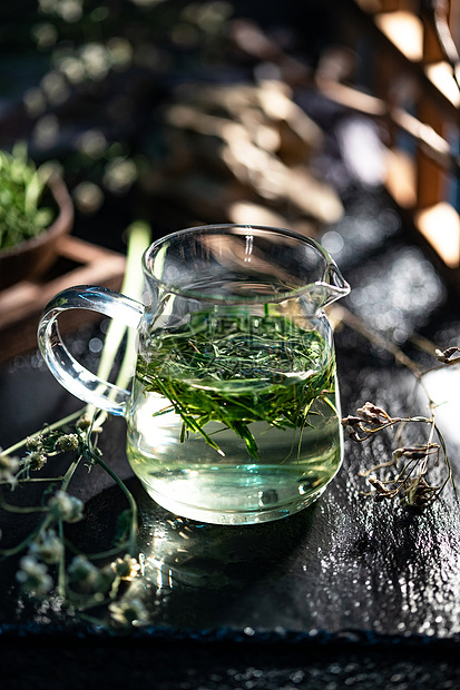 一杯茶水和茶叶图片