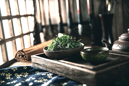 木制的茶具杯子茶盘里的茶叶高清图片