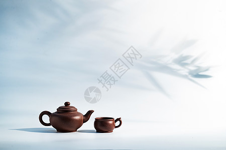 竹子背景下的茶壶图片