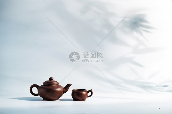 紫砂壶竹子背景下的茶壶图片
