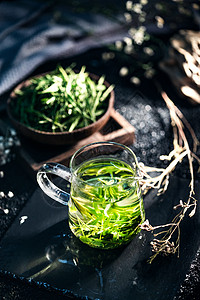 饮食文化一杯茶水和茶叶图片