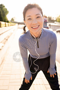 中年女子在户外健身图片