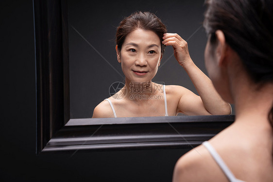 照镜子的中年女人图片